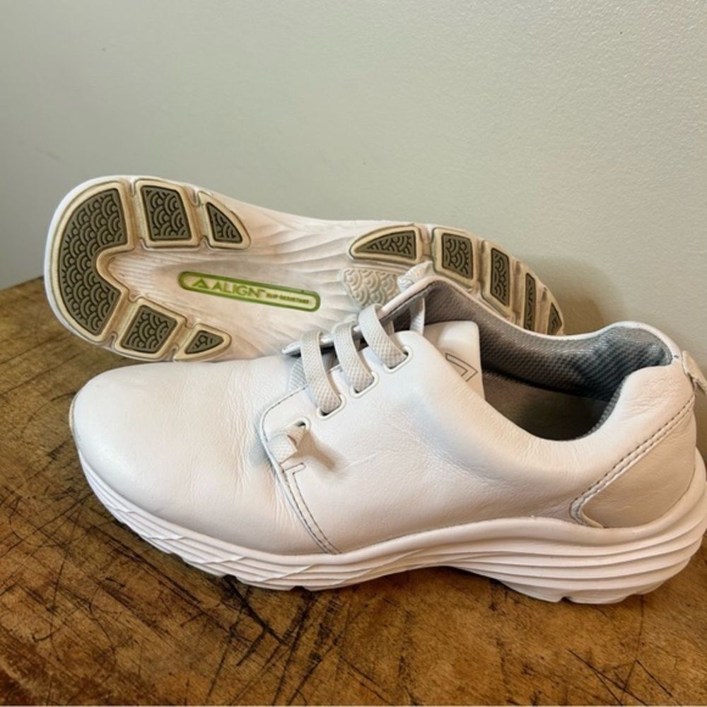 Align white leather slip resistant shoes, women's sz 6 preworn